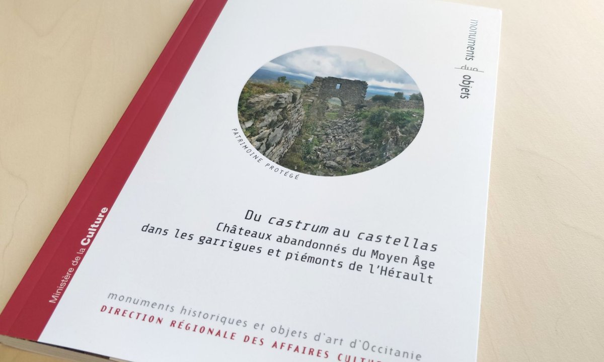 Du castrum au castellas. Chteau abandonns du Moyen ge dans les garrigues et pimonts de l'Hrault - 104 pages - broch (d. DRAC Ocitanie, collection DUO)