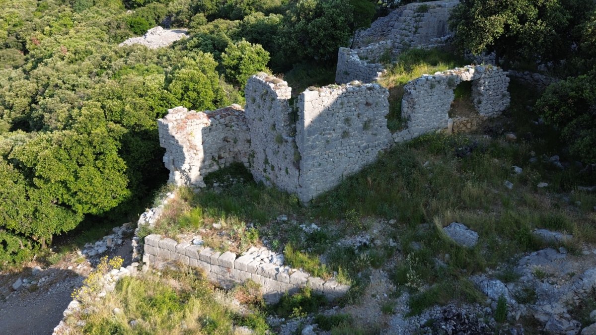 Les ruines du logis n18,  gauche des anciennes curies. Photo : Christophe Colrat