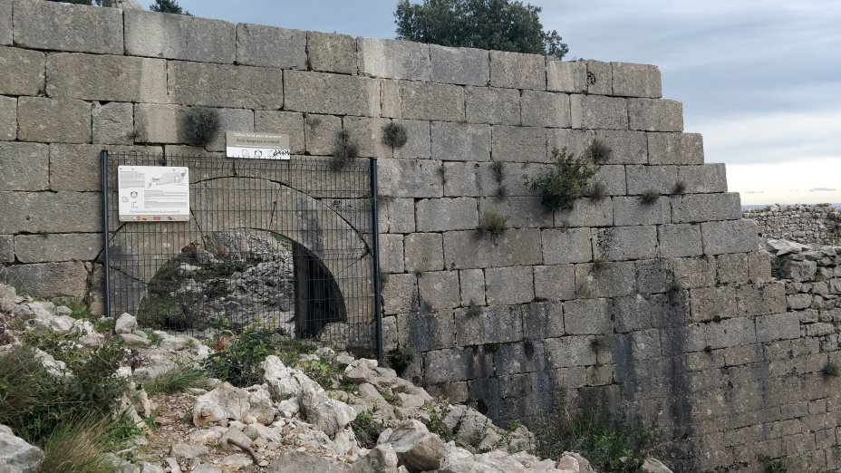 Porte ouest le long de l'enceinte bastionne, construite ds 1610. Photo : Christophe Colrat 
