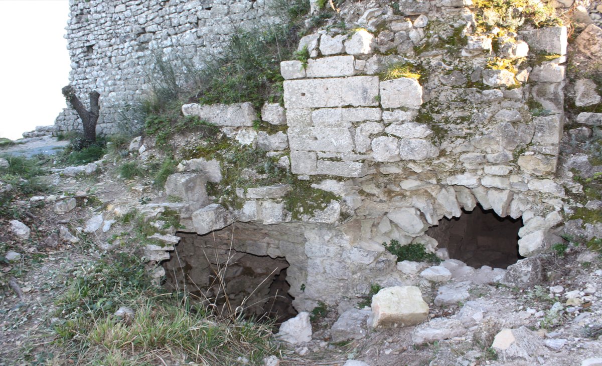Le couloir d'accs aux caves des btiments 2 et 3, aujourd'hui obstru. Photo : Thomas Robardet-Caffin