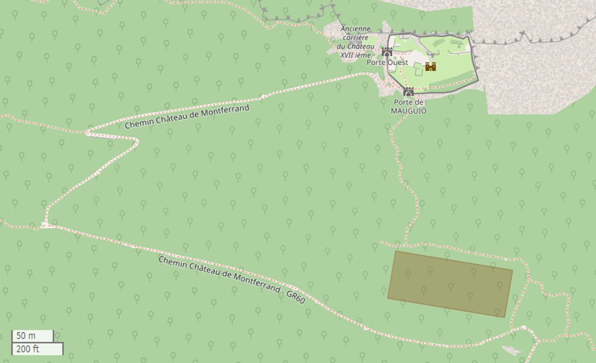 Localisation de l'enclos de Montferrand, le long du sentier. OpenStreetMap - ODbL