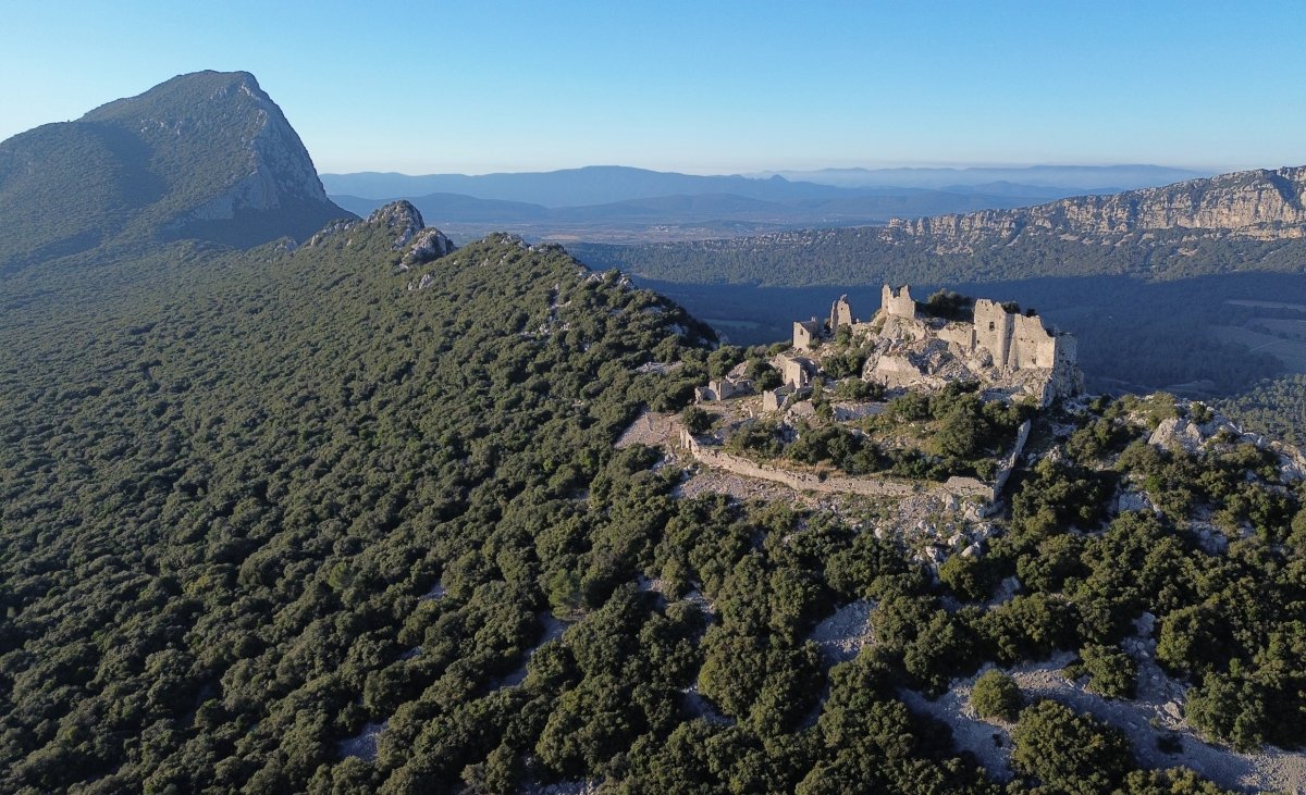 Le chteau de Montferrand et le Pic Saint-Loup. Photo : Christophe Colrat