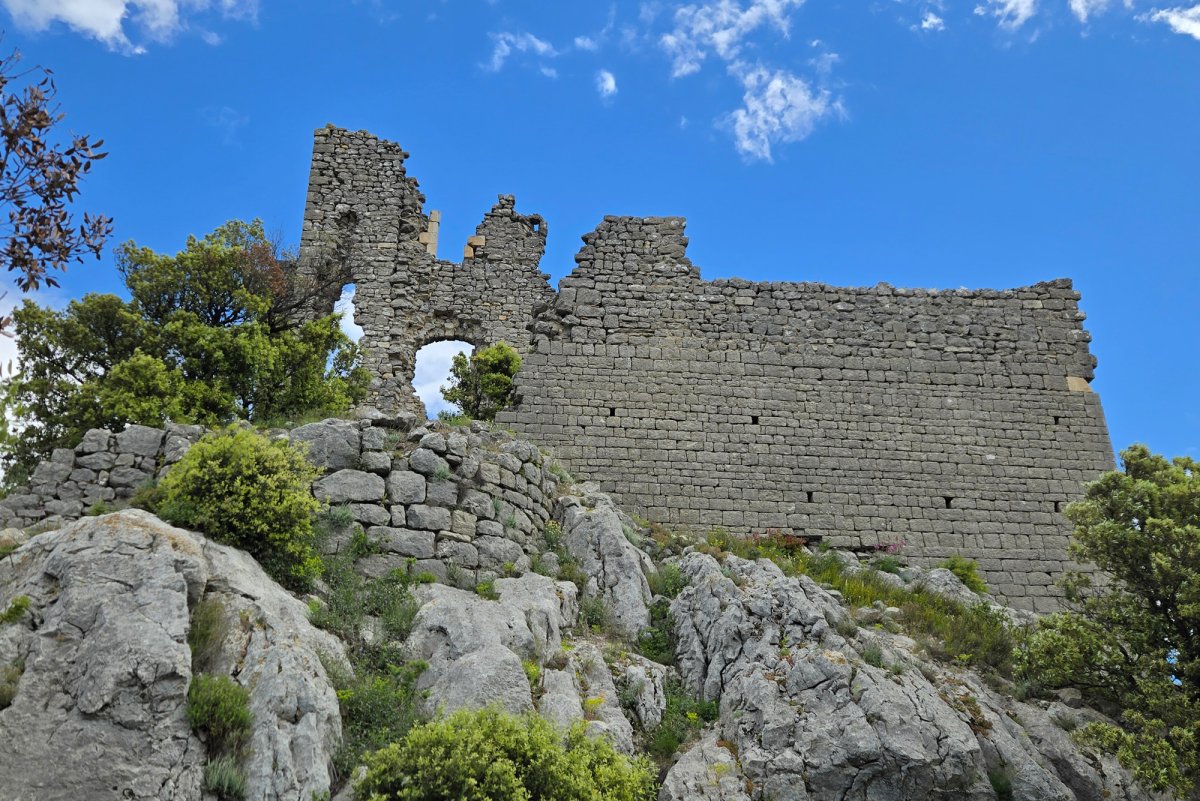Les bases de la tour nord-ouest. A droite, la maison de chevalier du XIIe si�cle. Photo : Christophe Colrat