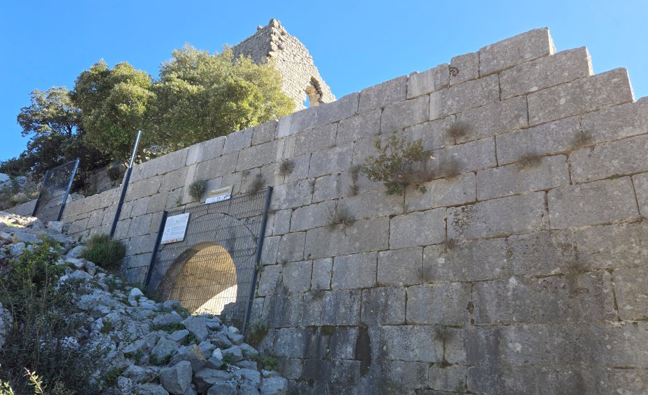 Enceinte bastionne  l'ouest du chteau construite ds 1610 mais jamais aboutie. Les pierres massives, finement tailles et maonnes, proviennent de la carrire situe  quelques dizaines de mtres de l. Photo : ChC