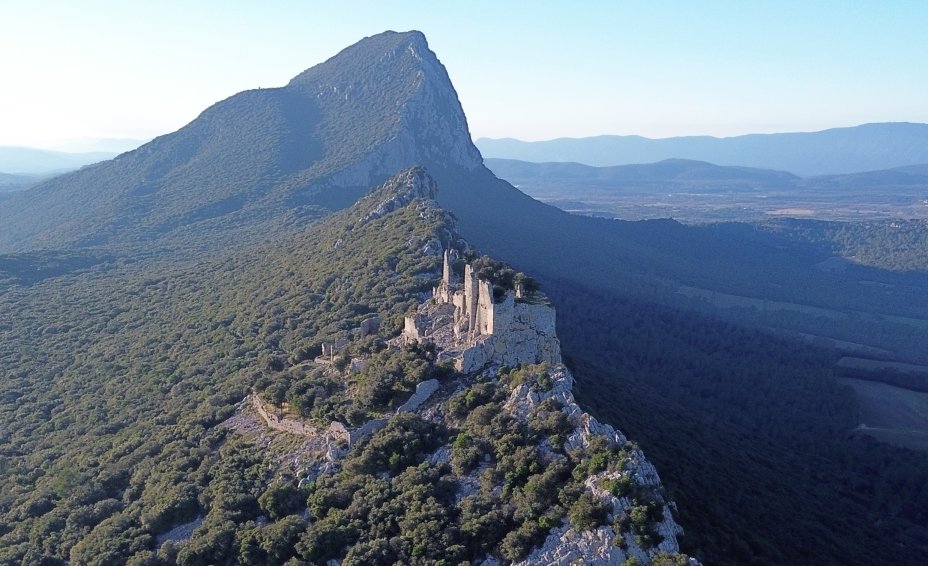 Le chteau de Montferrand et le Pic Saint-Loup