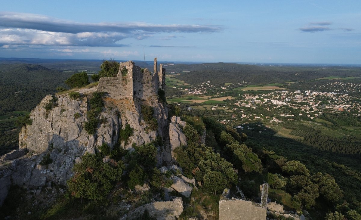 Le chteau de Montferrand dominant la valle. Photo : Christophe Colrat