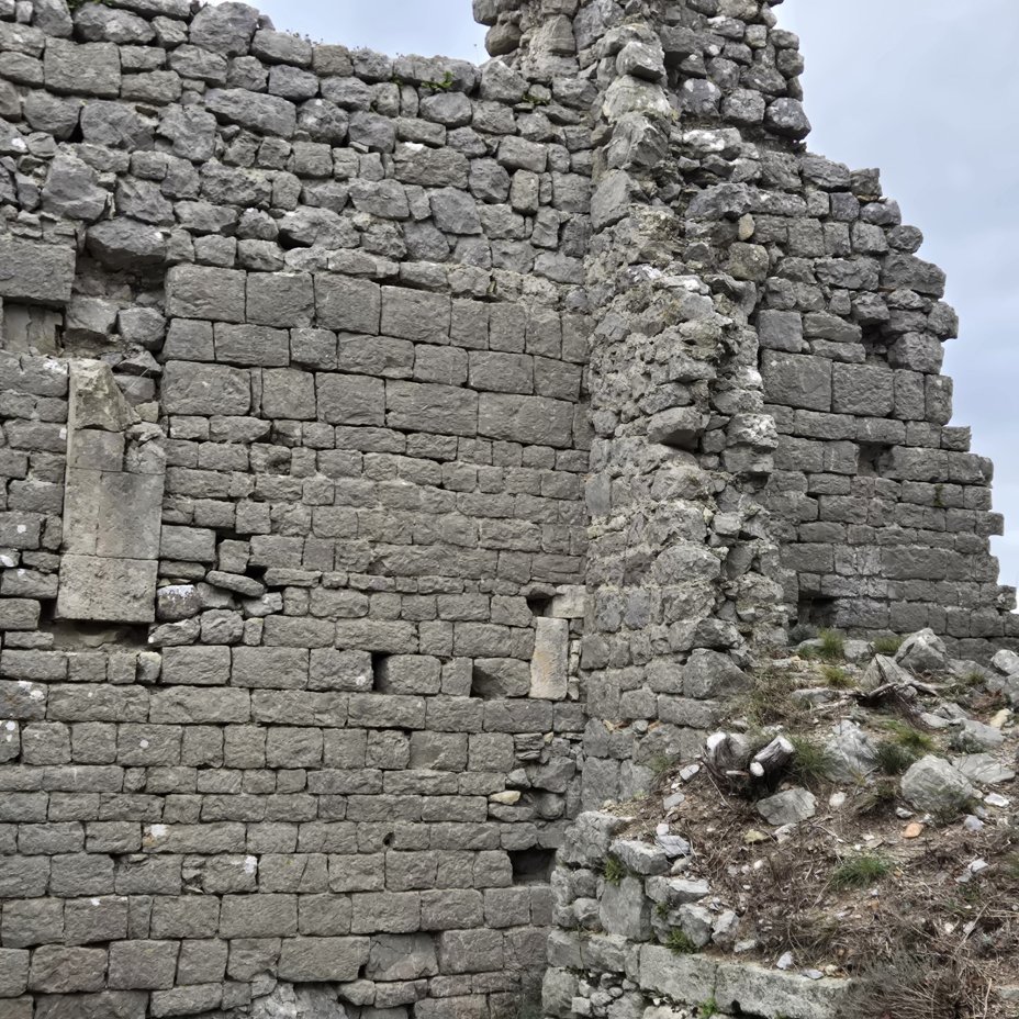  A gauche, le mur de refend, construit pour renforcer l'�difice au moment de sa sur�l�vation, s'appuie sur le mur ouest. Photo : Christophe Colrat