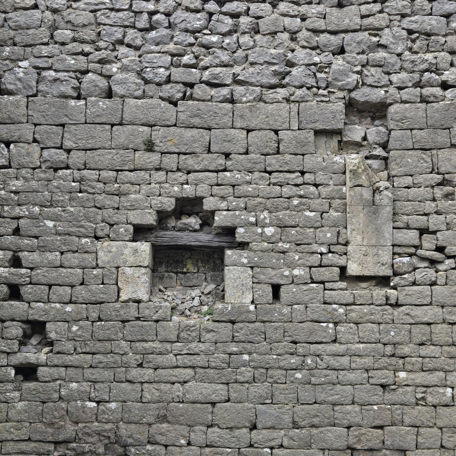 La niche sud avec ses linteaux en bois qui ont permis une datation au carbone 14. A droite, la base d'un arc diaphragme qui a conserv� ses trois premiers claveaux. Photo : Christophe Colrat