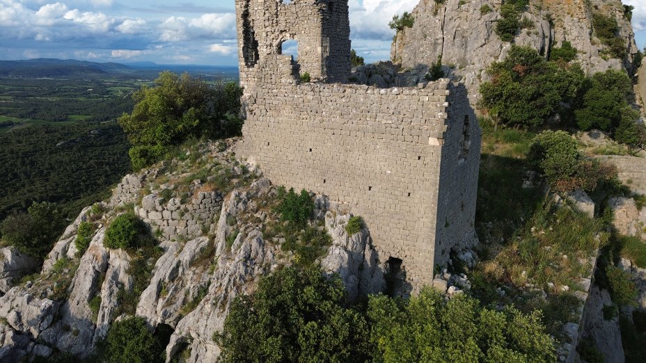 Vue ext�rieure du mur ouest : sur les 2 premiers niveaux, le parement est homog�ne sur toute la hauteur. L'appareillage devient plus grossier lors de la sur�l�vation du logis au XIIIe s.. Photo : Christophe Colrat