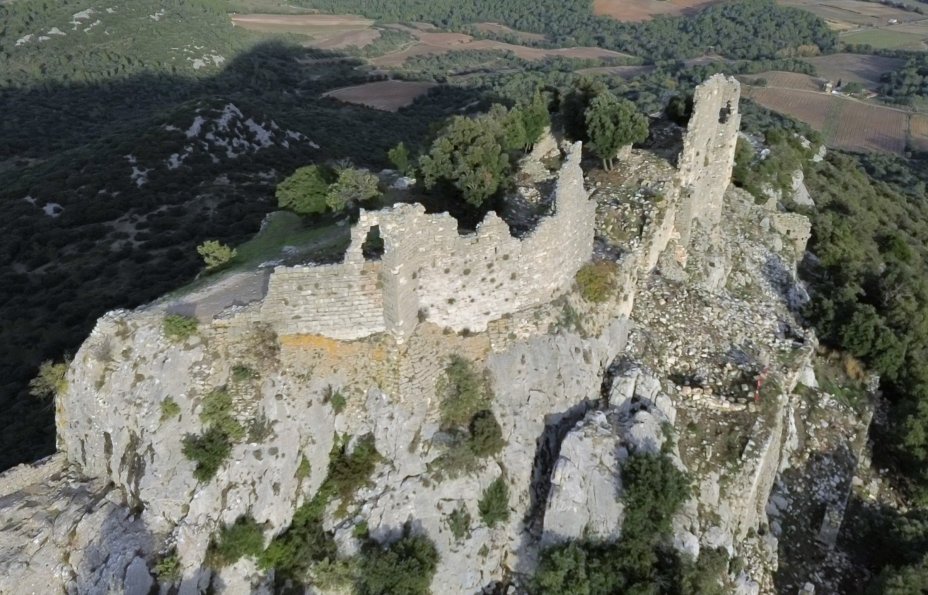 Au pied du mur sud, l'entaille dans le rocher signale le raccourci creusé au XVIIe s. A droite, la plateforme délimitant la barbacane. Photo : Christophe Colrat