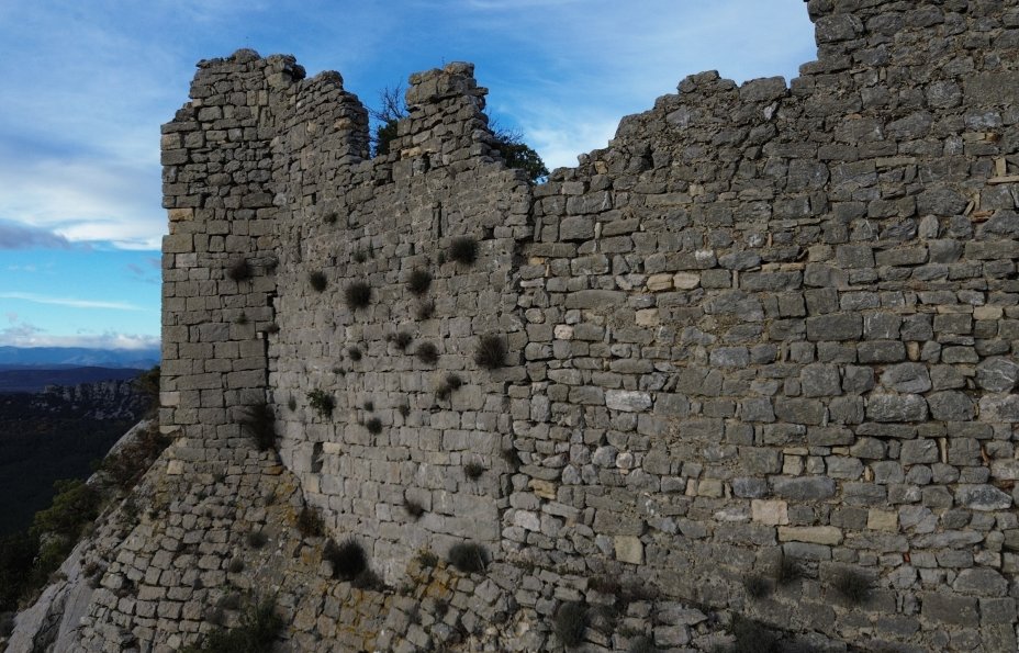 Le mur sud de 1604 (à droite) et sa jonction avec le mur de l'éperon du XIIe s. (à gauche) : on note la différence d'appareillage entre les deux constructions. Photo : Christophe Colrat
