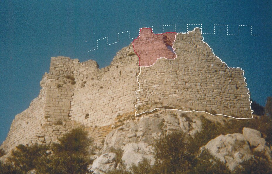 Dans les années 90, la partie supérieure ouest du mur (en rouge), surmontée d'un créneau intact, est encore en place. Photo : Damien Baderou