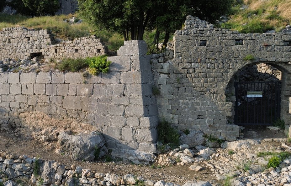 Jonction entre la porte et le ravelin