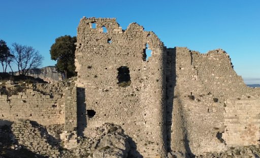 Façade du bâtiment 2 : en bas à gauche, la brèche dans le mur extérieur de la Comtesse, et au-dessus, l'emplacement de la fenêtre de la 'chambre de l'évêque'. Photo : Christophe Colrat