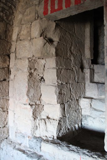 Diablesse, mur nord. Le seuil d'entrée de la cellule, situé à plus d'un mètre de hauteur par rapport au sol de la cellule, est dépourvu de marches. Photo : Thomas Robardet-Caffin