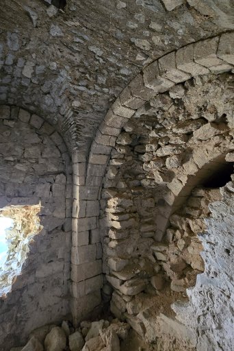 Diablesse, mur ouest, mitoyen à la citerne : la juxtaposition des arcs de voûte témoigne de multiples remaniements. Photo : Thomas Robardet-Caffin