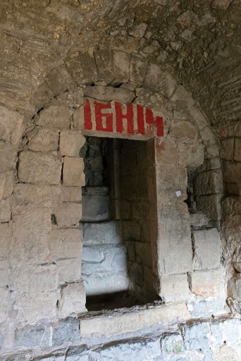 Diablesse, mur nord avec le sas d'entrée étroit et bas (tag rouge récent). Photo : Thomas Robardet-Caffin