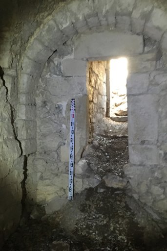 Comtesse, mur nord. Le sas d'entrée en pente débouche sur le couloir nord desservant toutes les cellules et situé un demi-niveau au-dessus de celles-ci. Photo : Christophe Colrat