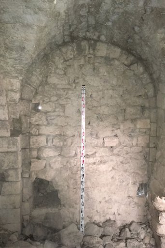 Comtesse, mur sud. En haut et en bas du mur, on repère les 4 orifices pour l'éclairage et à la ventilation de la cellule. Photo : Thomas Robardet-Caffin