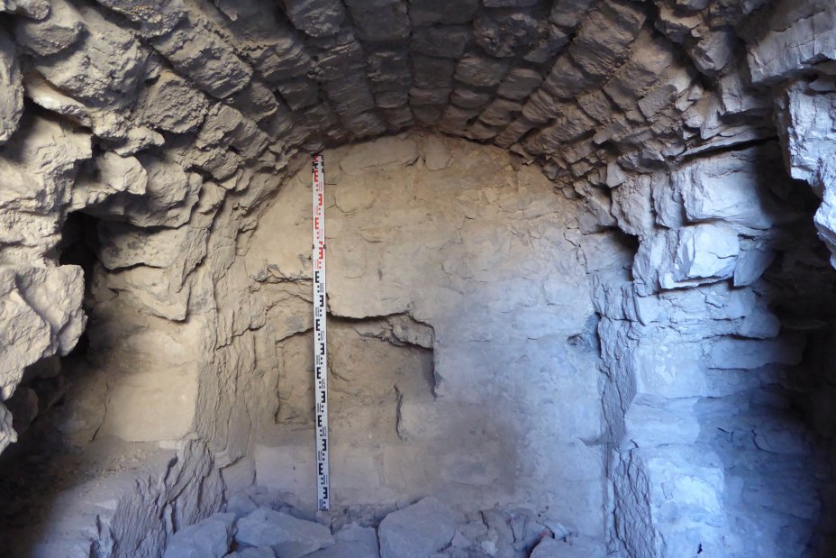 Marquise, mur sud. La brèche à gauche ouvre sur la cave du tinal, celle de droite sur la Comtesse. Photo : Thomas Robardet-Caffin