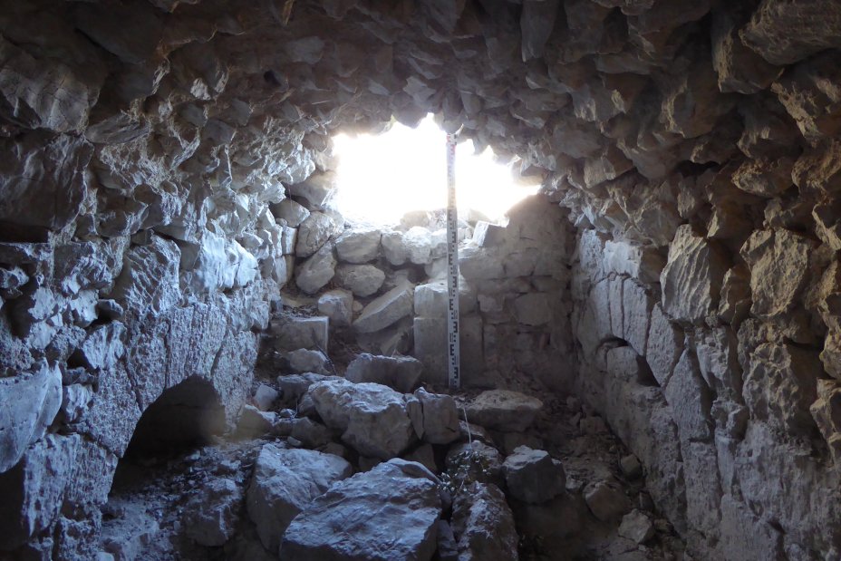 Marquise, mur nord. De part et d'autre de la porte d'entrée, des arches témoignent de remaniements successifs. Photo : Thomas Robardet-Caffin